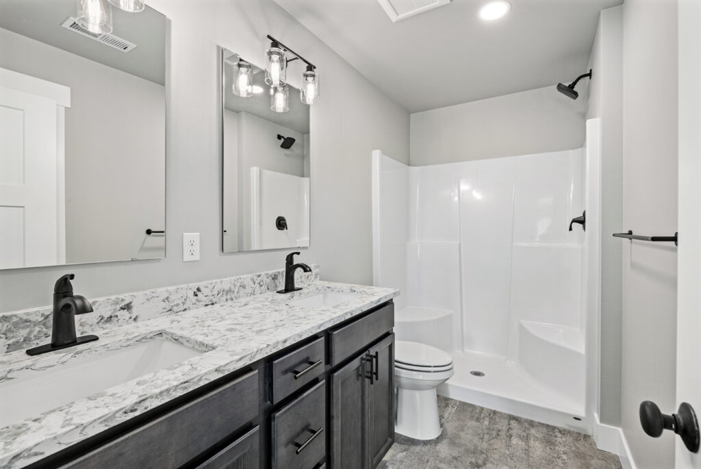 Home Plan 1768 primary bath.