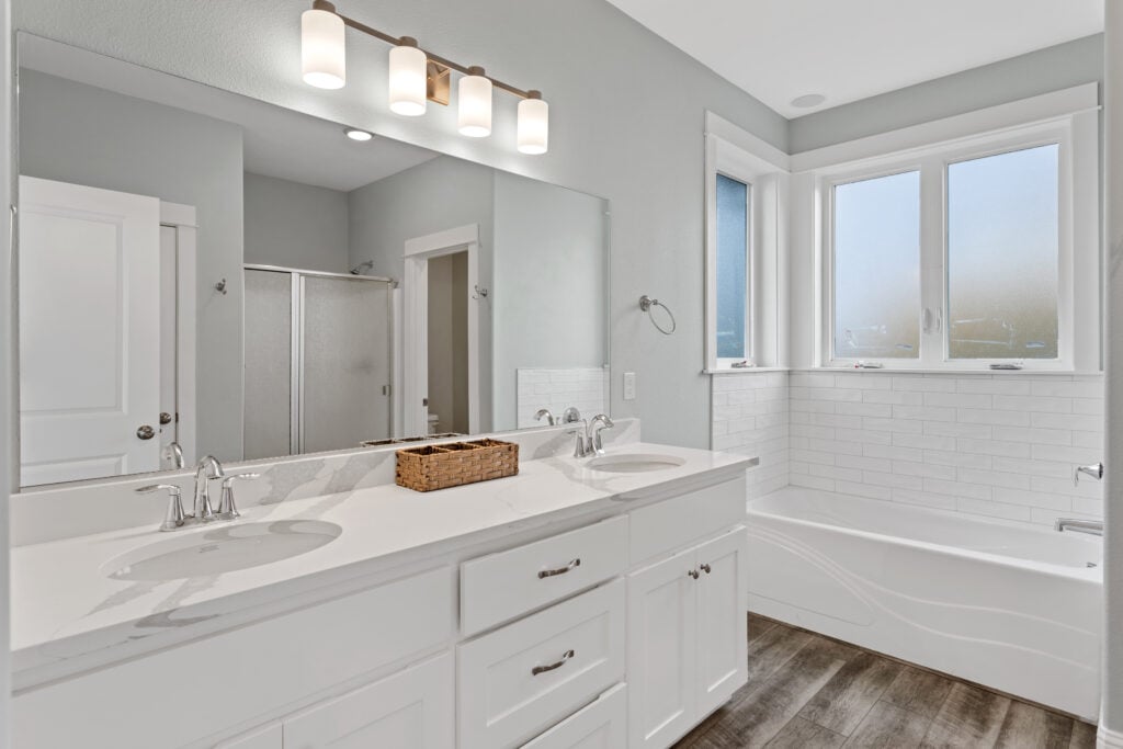 Home Plan 2592 primary bath.